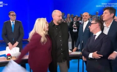 Domenica In, la Venier insulta Mammucari: "Pirla". Cosa le sfugge dietro le quinte