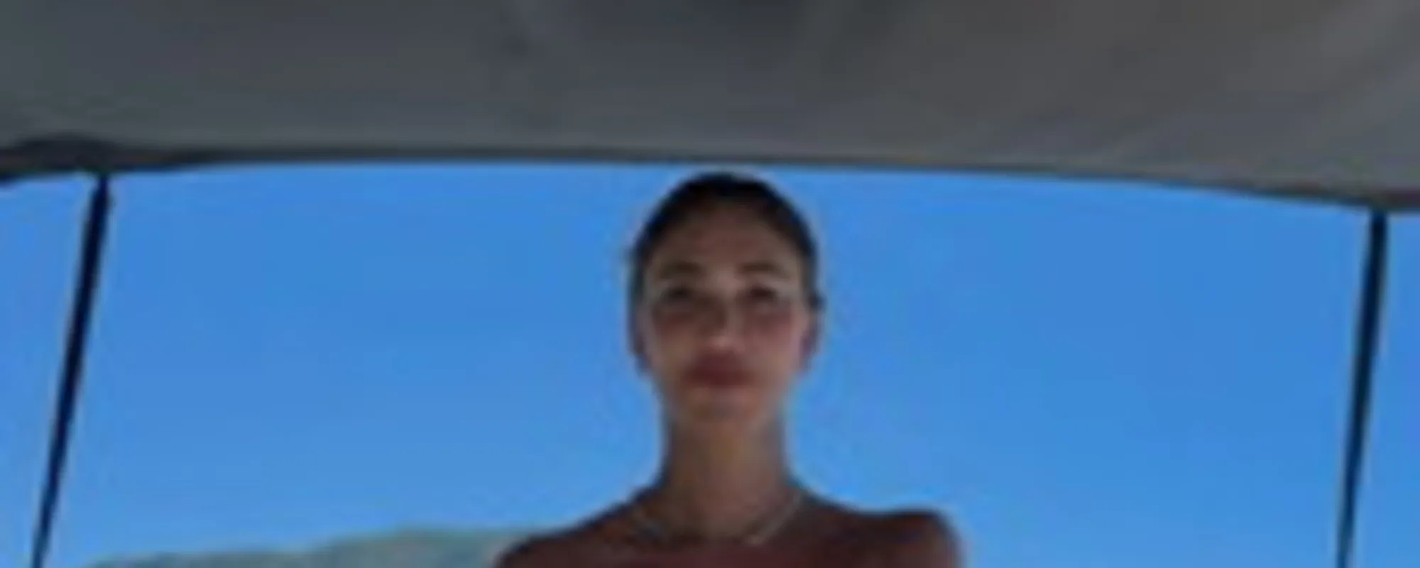Belen, motoscafo e topless: il video proibito fa impazzire i fan