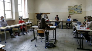 Scuola, si rientra il 14 settembre. Conte e Azzolina annunciano, subito rivolta: "Irresponsabile, il 20 si vota"