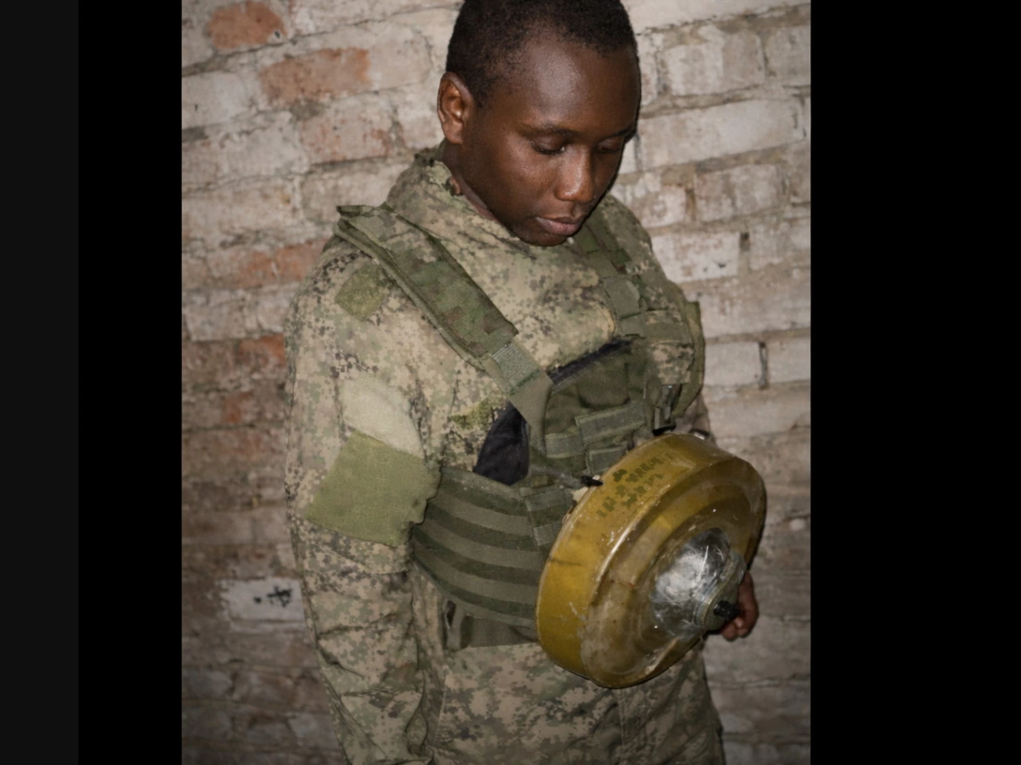 Africano legato a una mina dai russi, come lo costringono a morire: video-choc