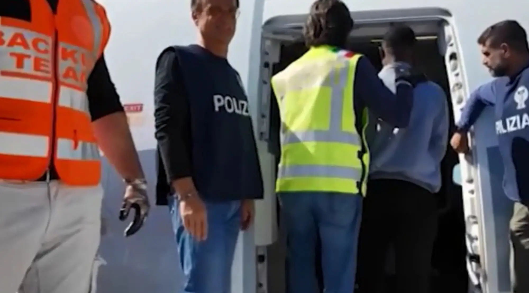 Immigrazione, espulsi e rimpatriati 58 nigeriani: pugno duro del governo