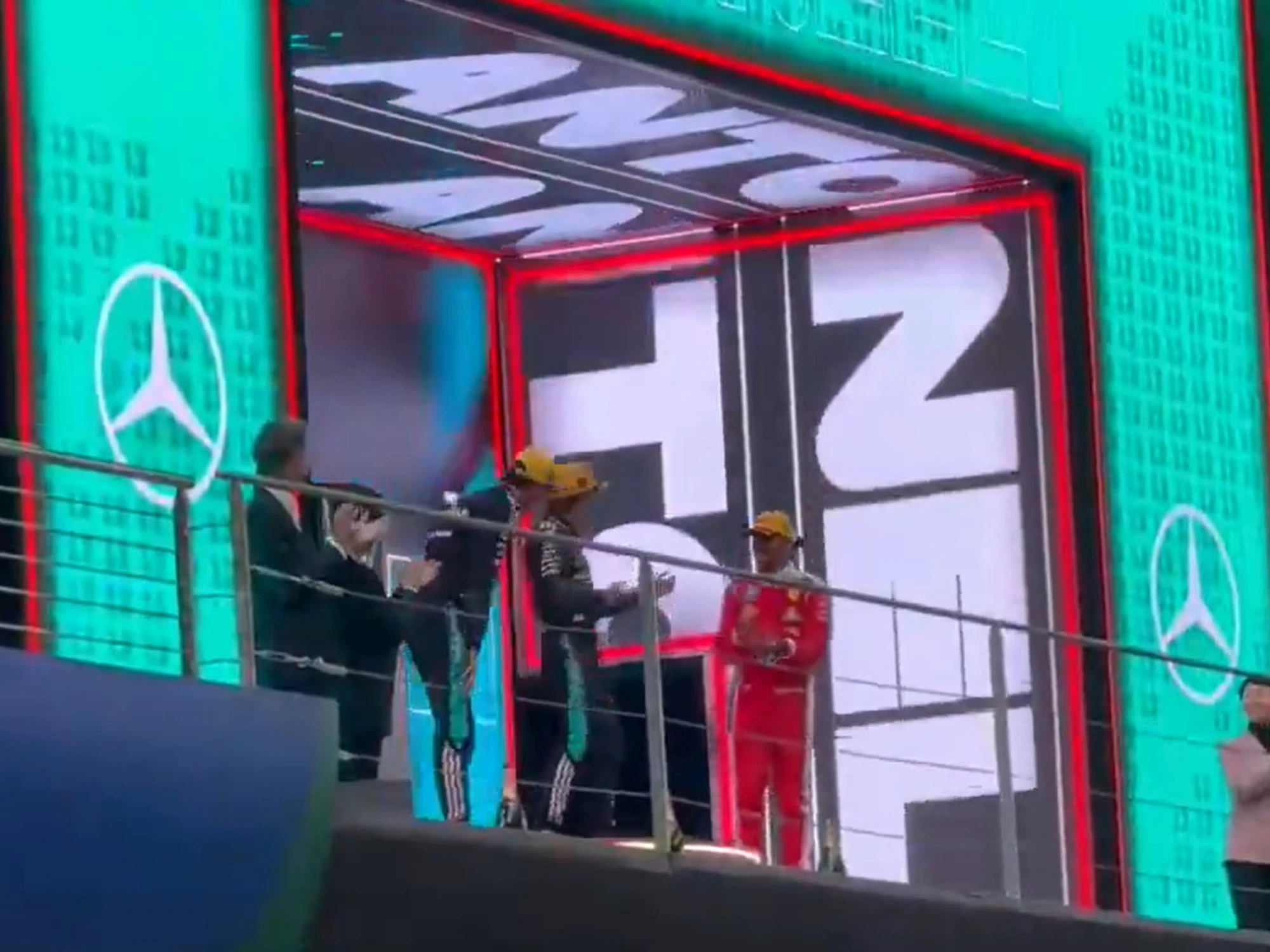 Gp Cina, sfondone sul palco: "Raikkonen vince la gara!". Ma è Kimi Antonelli...