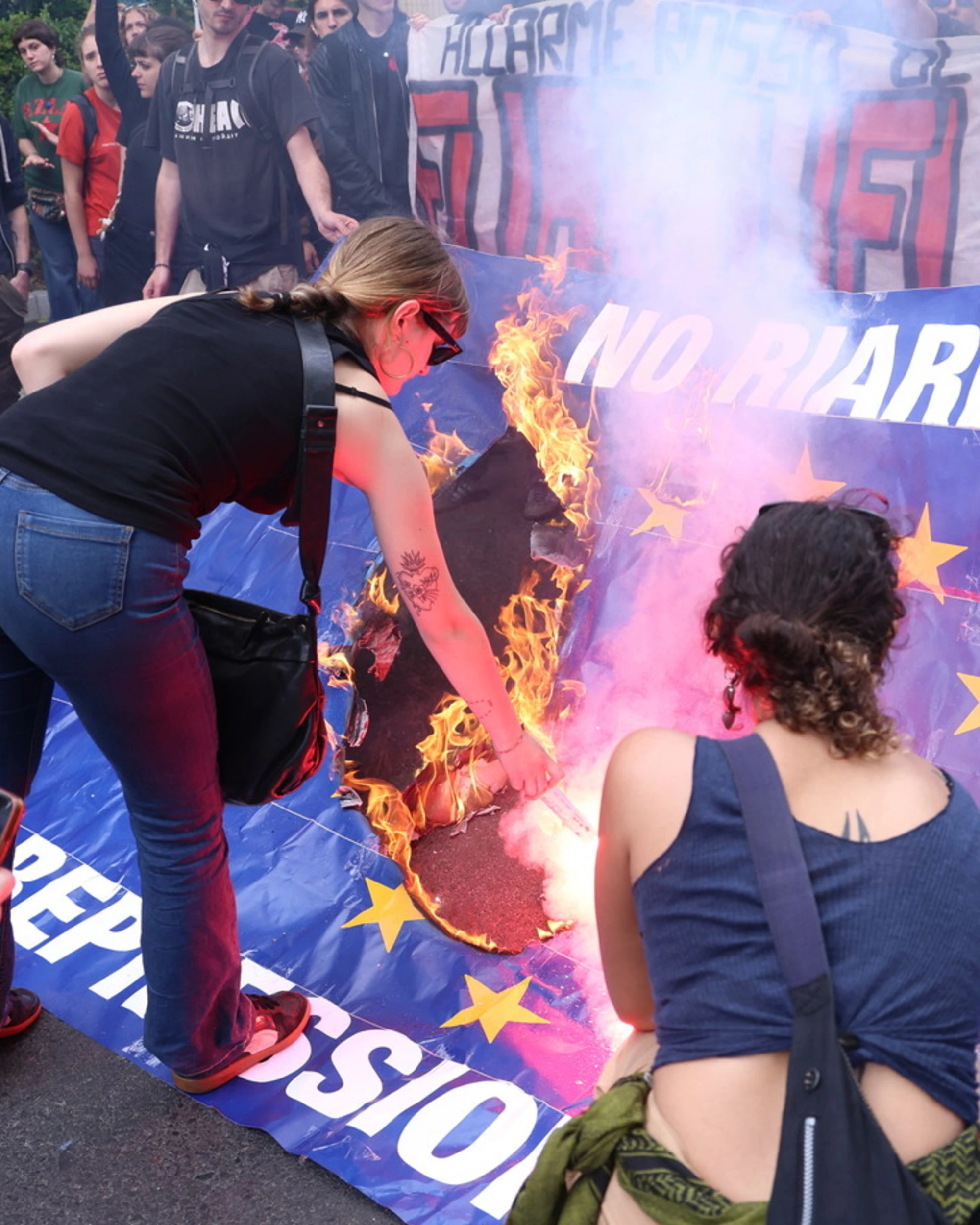 Pro-Pal contro Libero, "sotto la redazione": contestatori da operetta