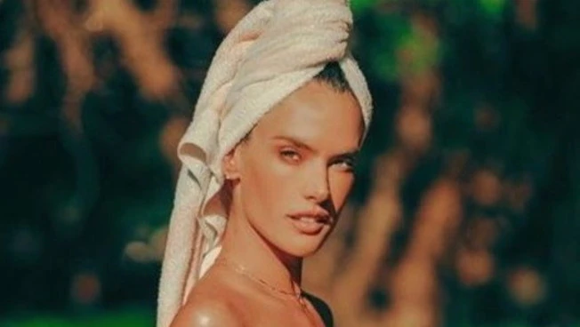 Alessandra Ambrosio, pompa dell&apos;acqua in mano e topless brutale: mamma mia, da restarci secchi