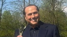 Silvio Berlusconi: "Vi tulipano a tutti. No scusate...", una foto incredibile