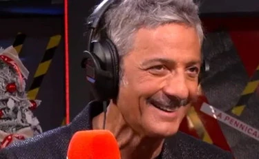 Fiorello sbeffeggia Fico e sinistra: "Scusate, sono..."