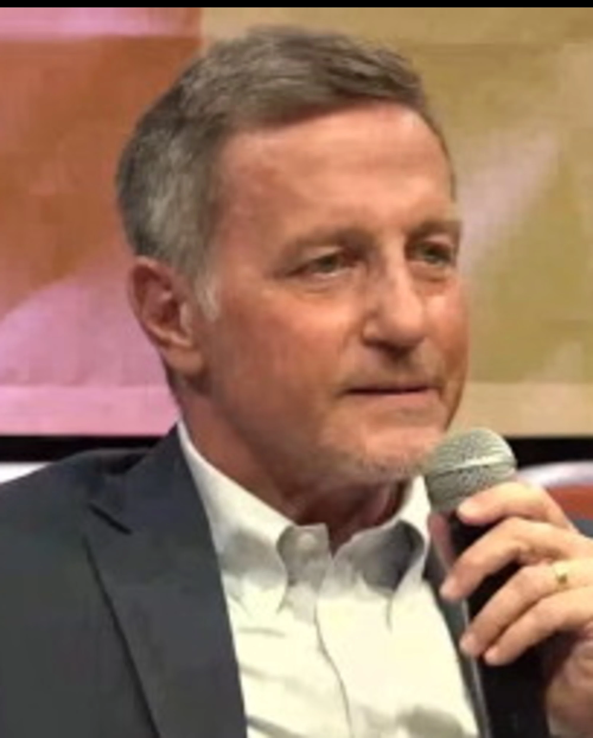 Massimo Giannini insulta: "Governo ladro". Ma FdI lo sbugiarda...
