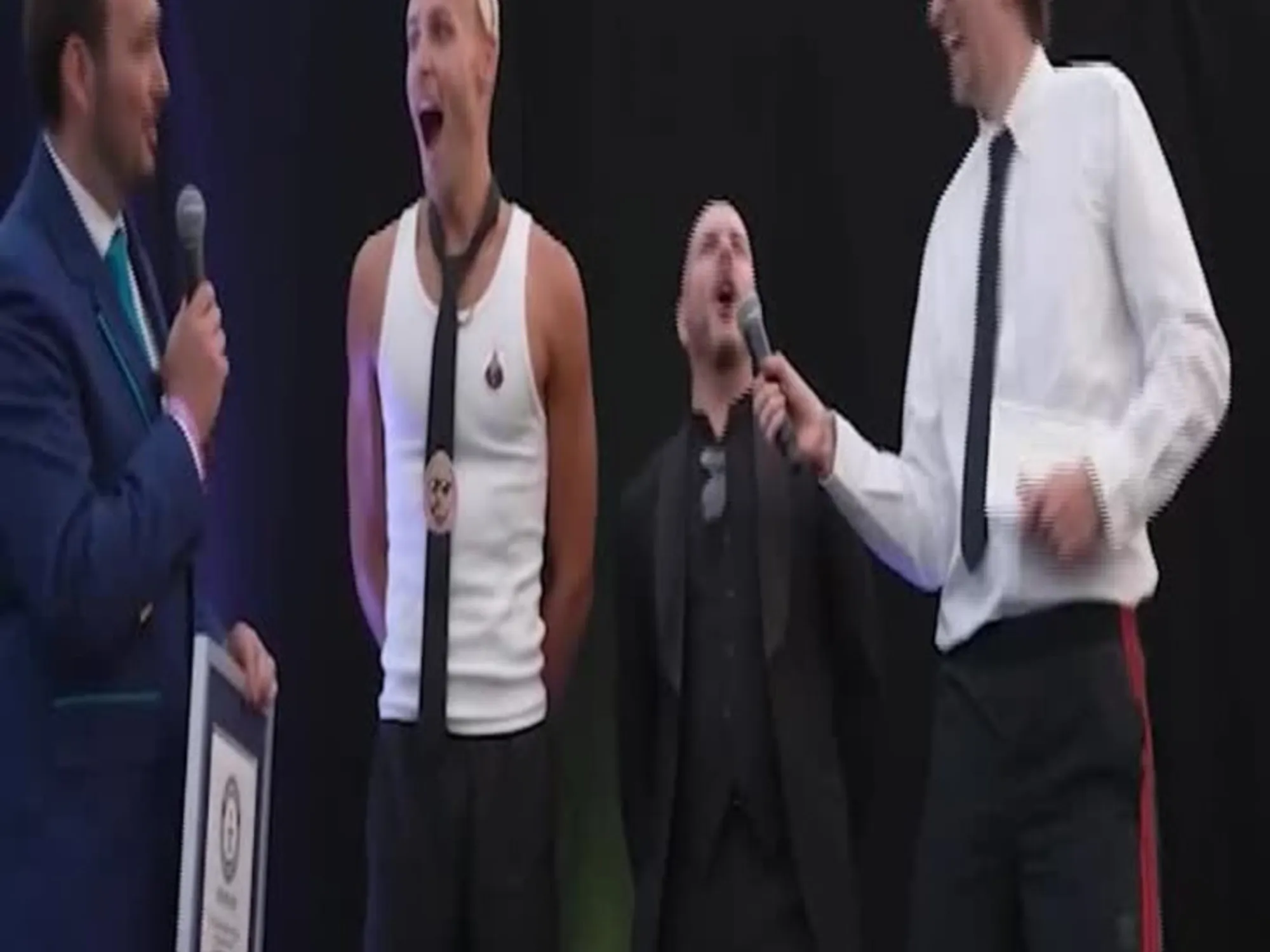 Tutti travestiti come il rapper Pitbull: nuovo Guinness World Record