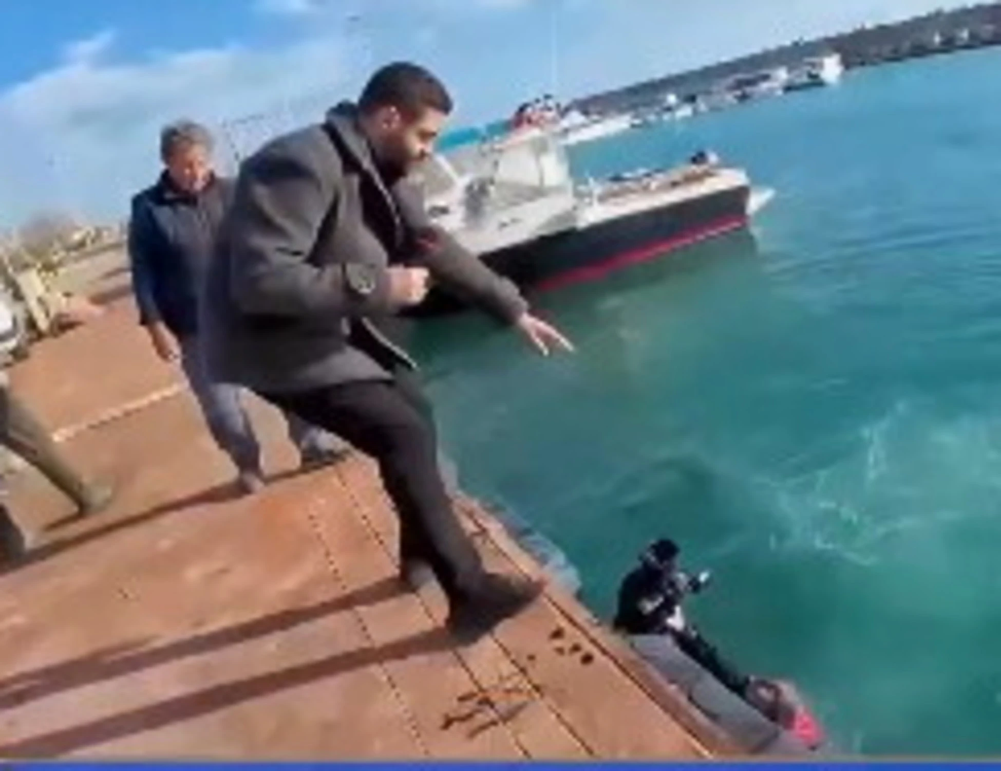 Striscia la notizia, il cameraman scaraventato in mare: una scena sconvolgente