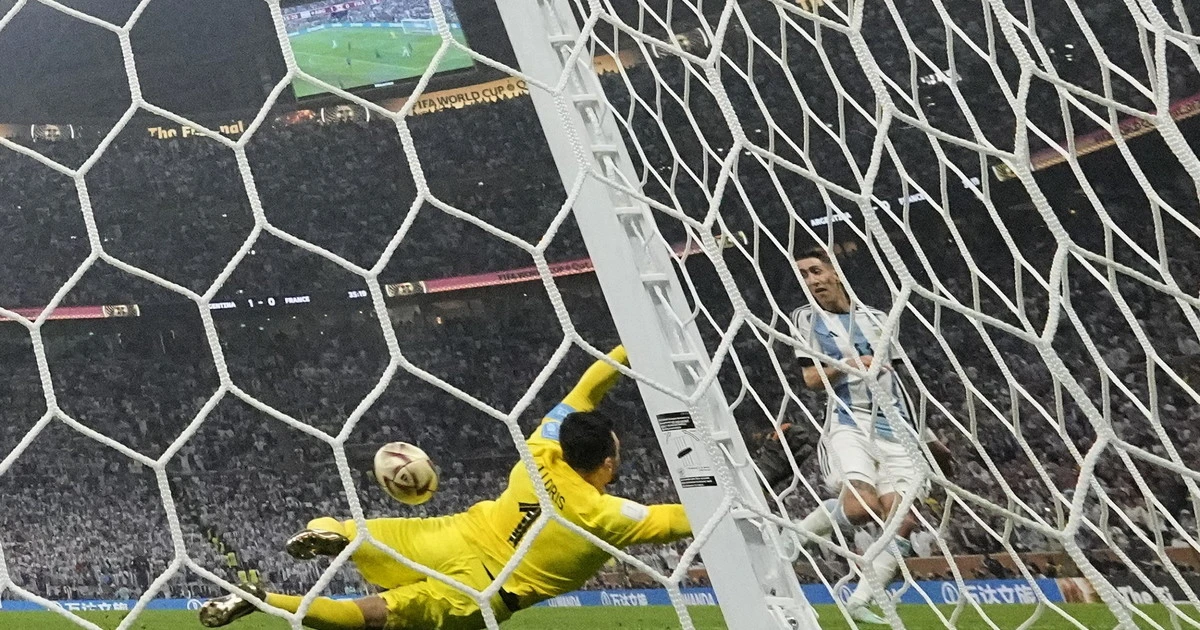 Angel Di Maria, un altro disastro: "Fuori", i tifosi sono imbufaliti