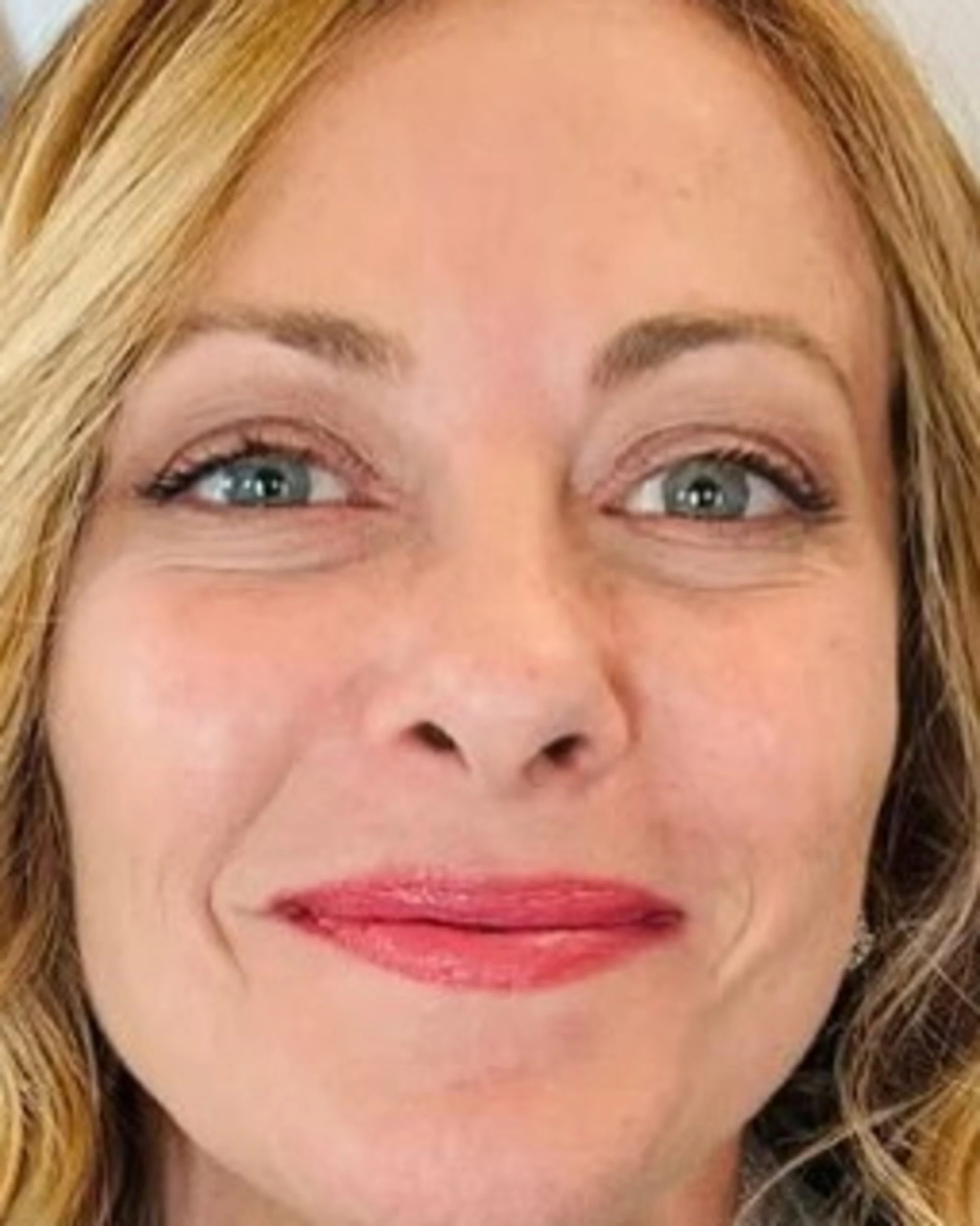 Giorgia Meloni irride Schlein: occhio al selfie