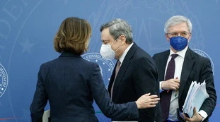 Draghi, aria di crisi di governo. La voce da Forza Italia: "Avvertiti tardi, saranno mesi complicati"