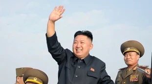 Kim Jong-un, i dettagli sulla malattia passati inosservati durante la sua riapparizione: dal "caddy" al bastone