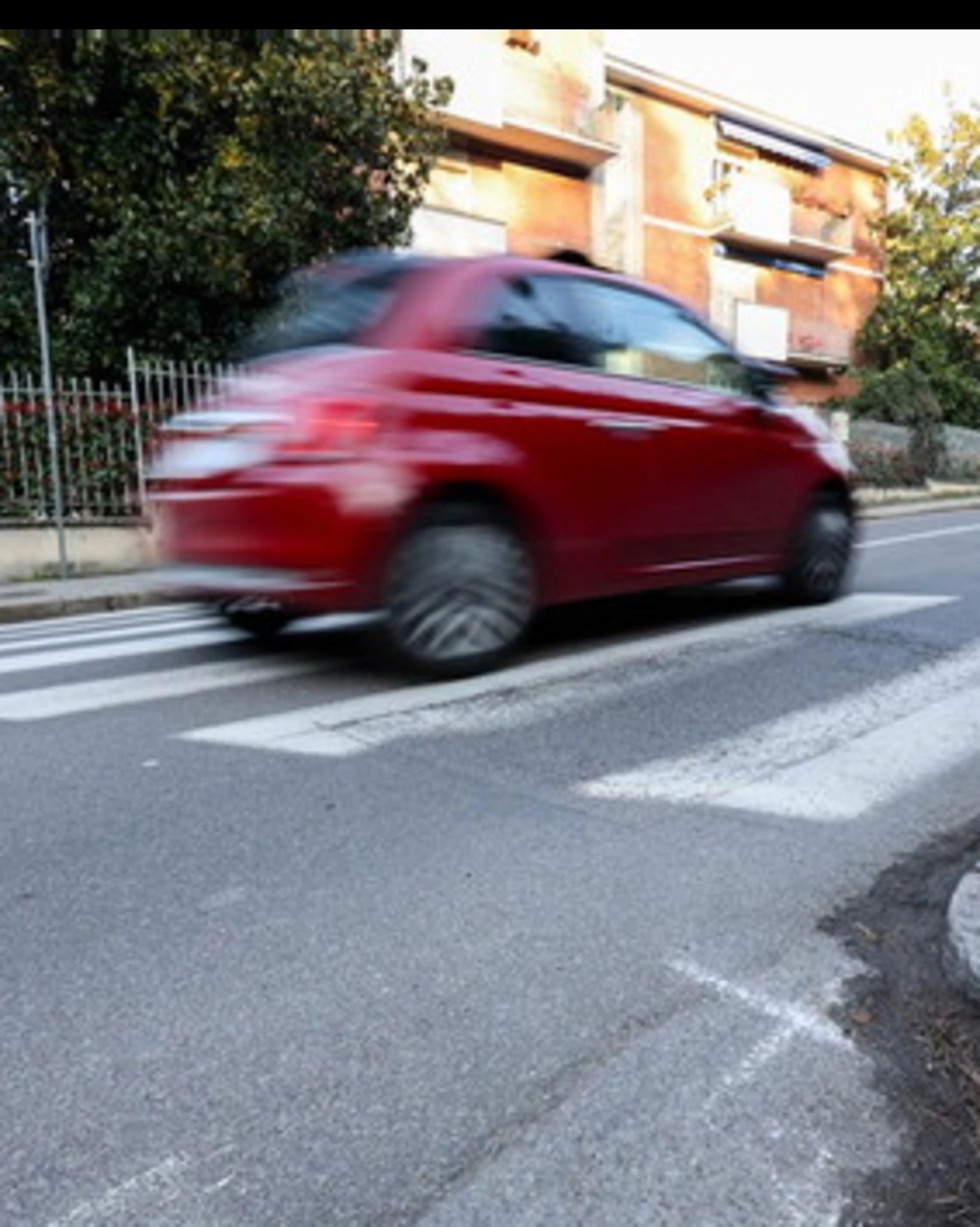 Bologna, fuggono dalla polizia e si schiantano contro un palo: un morto