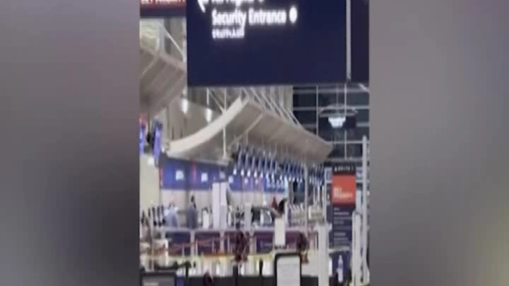 Usa, auto entra in aeroporto e si schianta al check-in