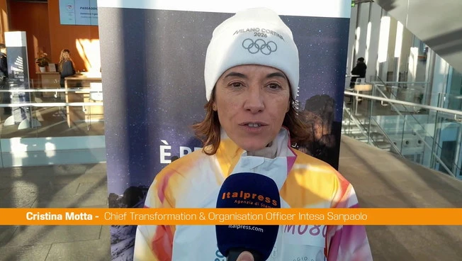 Fiamma Olimpica in sede torinese di Intesa Sanpaolo, Motta e Cascella tedofori