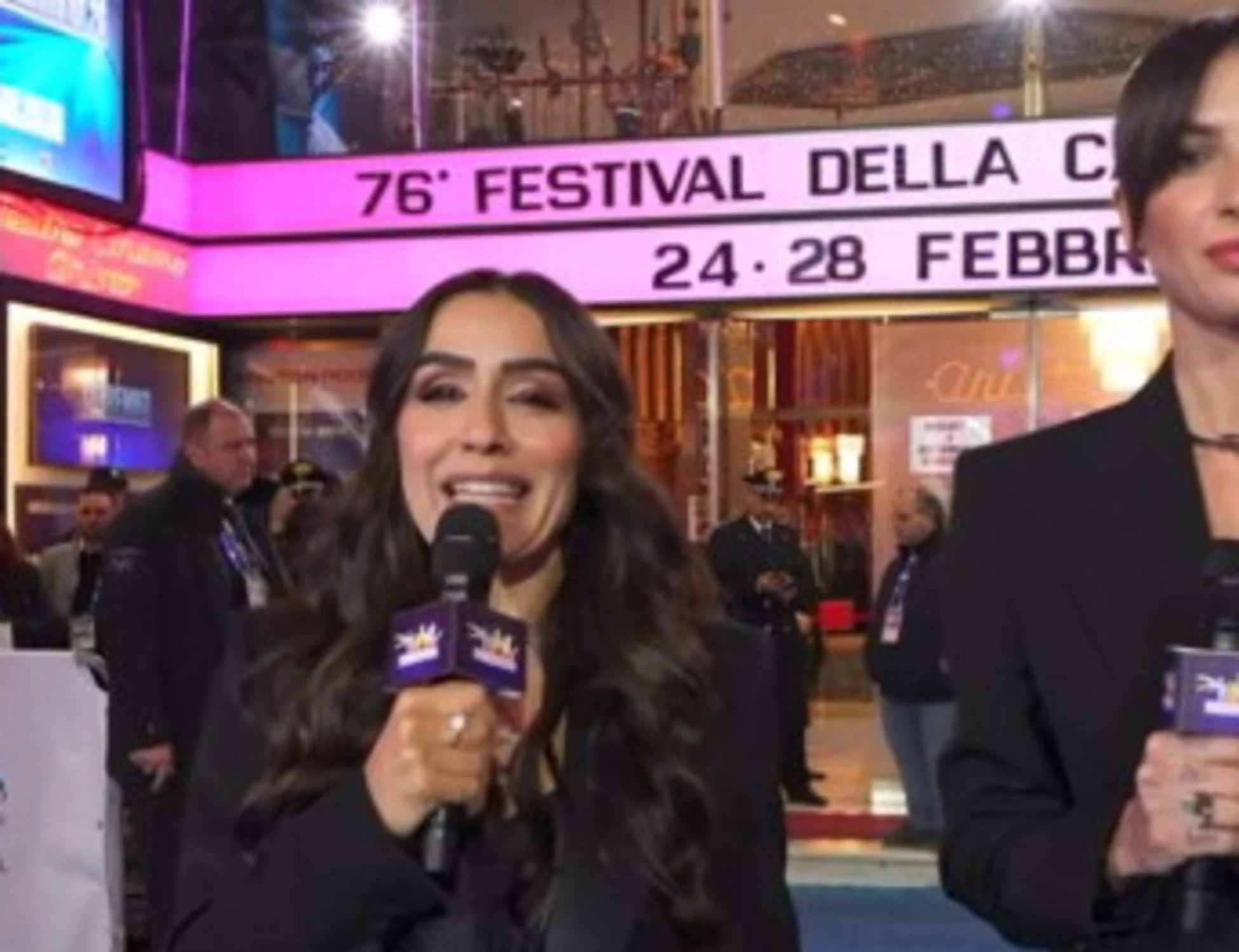 Sanremo 2026, Manola Moslehi: "Che belli i poliziotti". E viene insultata