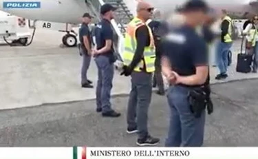 Bratan blocca la Milano-Meda per girare un video: espulso. Piantedosi: "Imbarcato sul primo volo"
