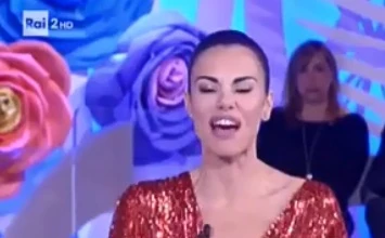 Detto Fatto, oltre la censura su Rai 2: Bianca Guaccero conduce? Alle sue spalle roba da film a luci rosse