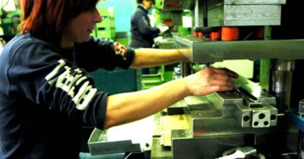 Una donna al lavoro in fabbrica