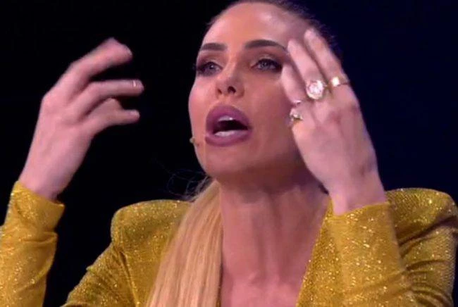 Amici, l'sms ricevuto da Ilary Blasi in diretta: "Solo tu fai la deficiente". Francesco Totti non ha gradito?