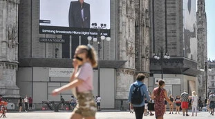 Milano, un magrebino entra in Duomo: "In ginocchio", prende in ostaggio una guardia giurata coltello alla gola