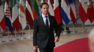 Mark Rutte esce dal vertice Ue e viene travolto dagli insulti: &quot;Vergognati bastardo&quot;, paura per lo spettro elezioni