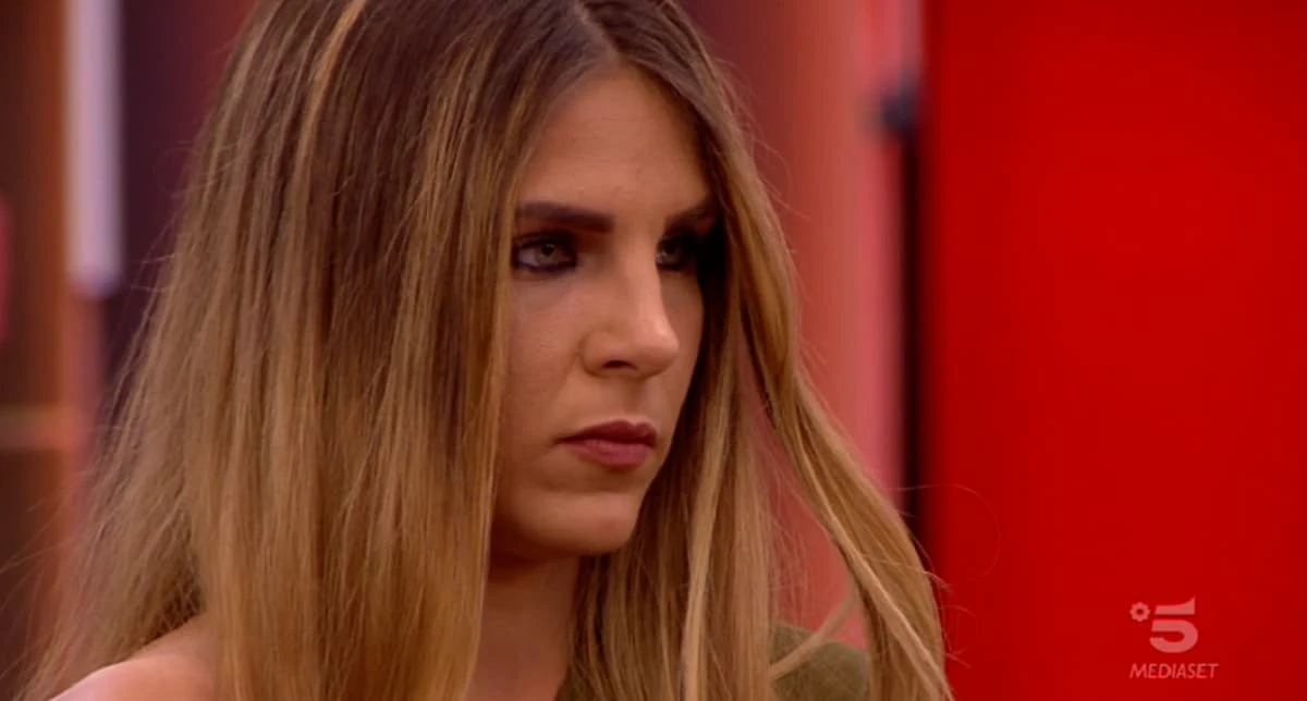 Grande Fratello, accusa da censura a Ivana Icardi: &quot;Gli ha leccato l&apos;orecchio&quot;, succede di tutto