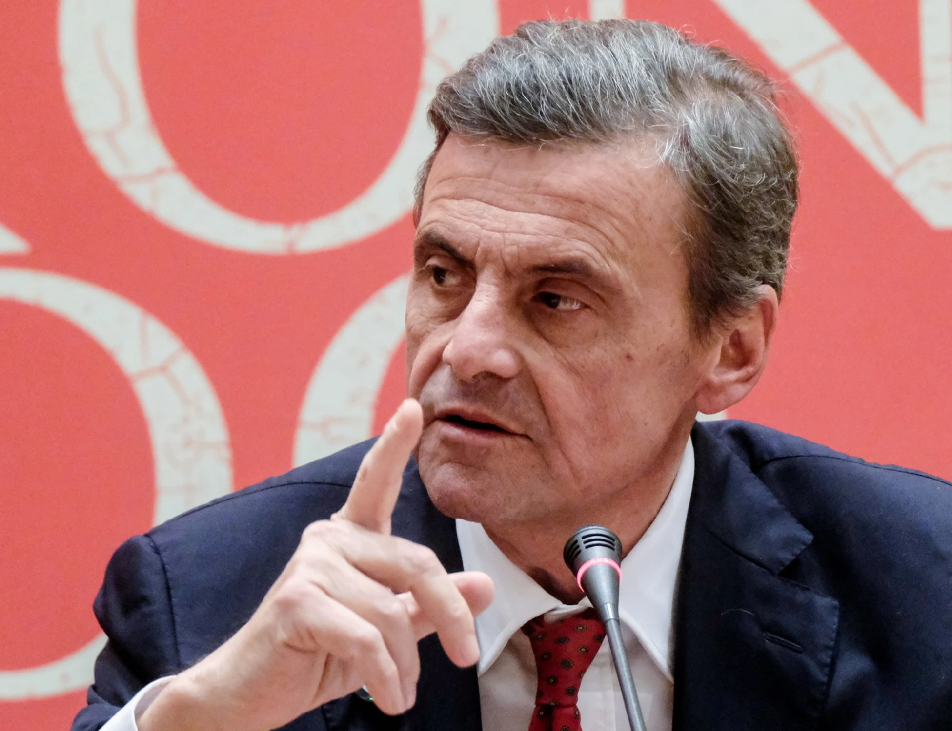 Trump contro Meloni, Carlo Calenda: "La leader FdI ha avuto coraggio"