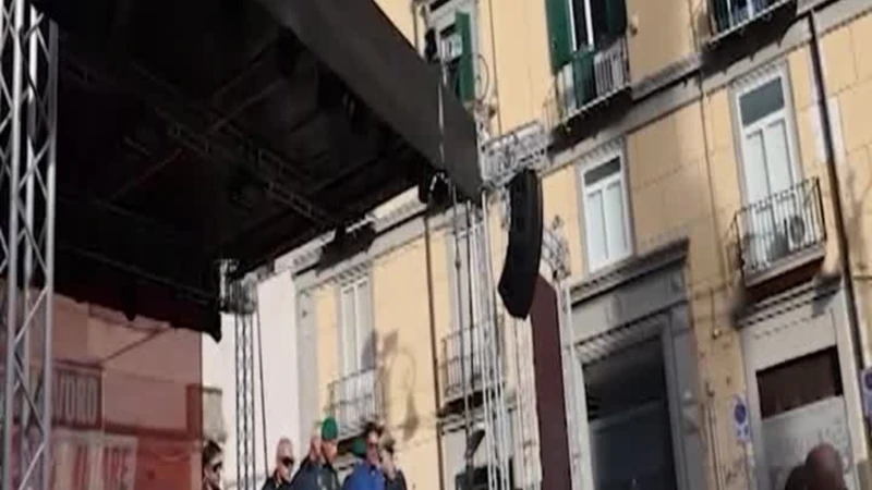 Il campo largo a Napoli? Un disastro: palco assaltato, volano insulti. E Conte sbrocca