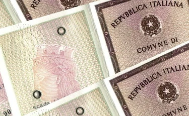 Rinnova la Carta d'identità, ma la città natale viene sostituita dalla fascista "Apuania"