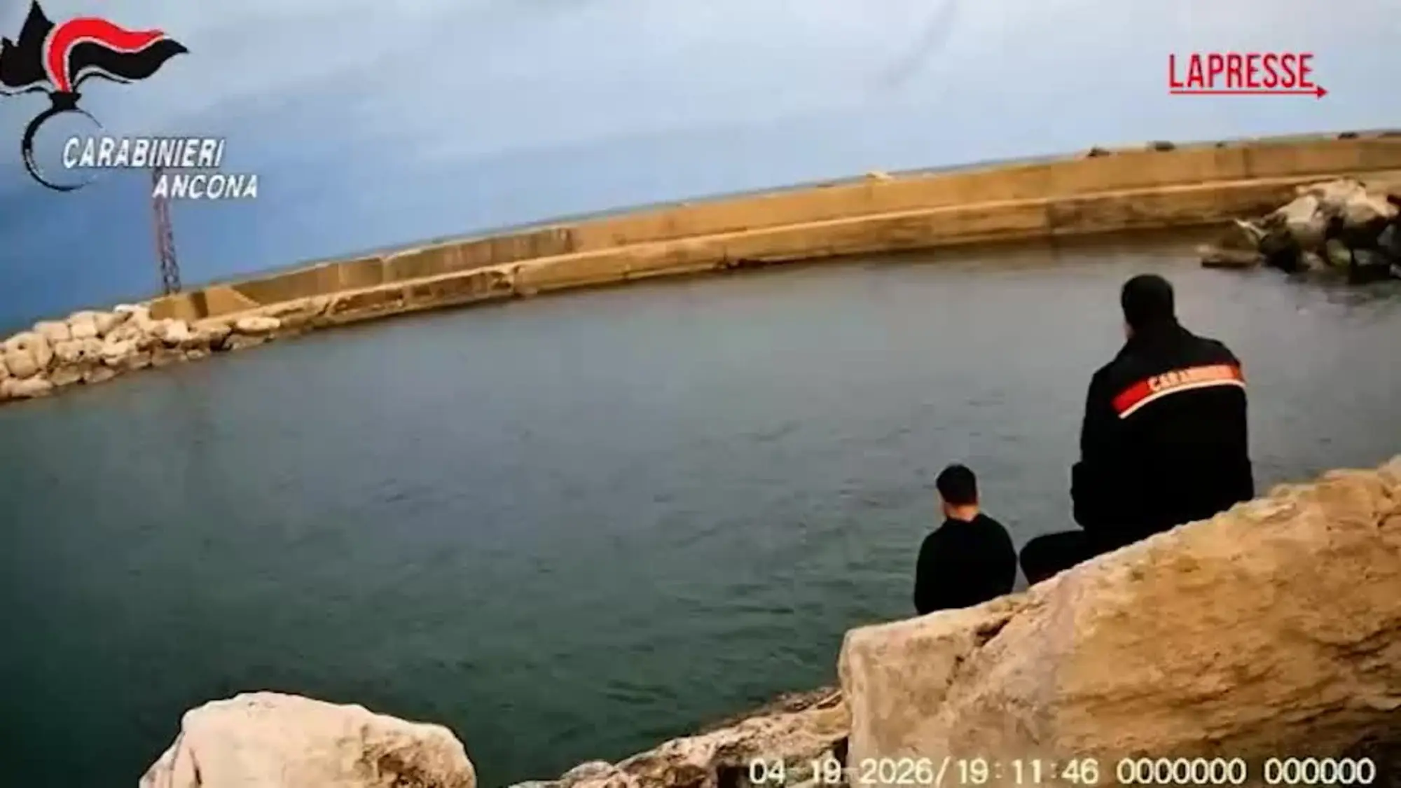 Numana, il carabiniere-eroe sventa un suicidio: "Cado anche io con te". E si ammanetta a lui