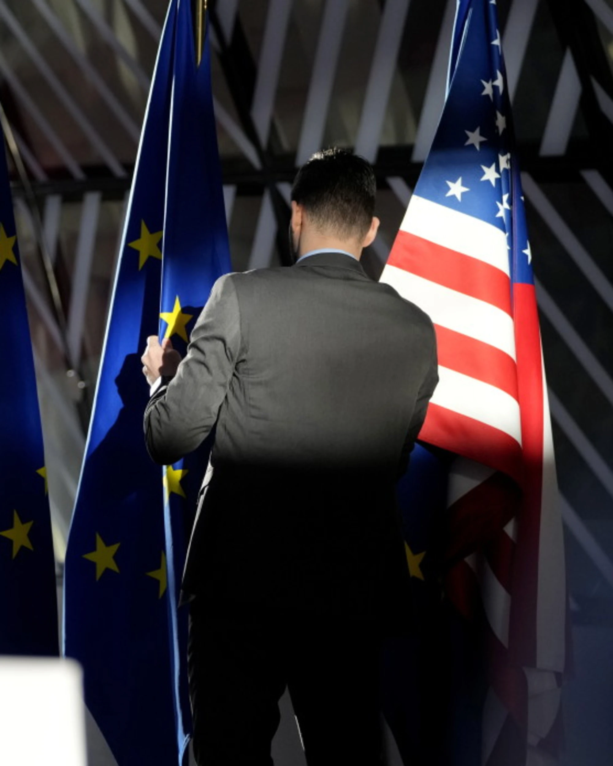 Ue, "sanzioni per 100 miliardi": dichiarazione di guerra a Trump