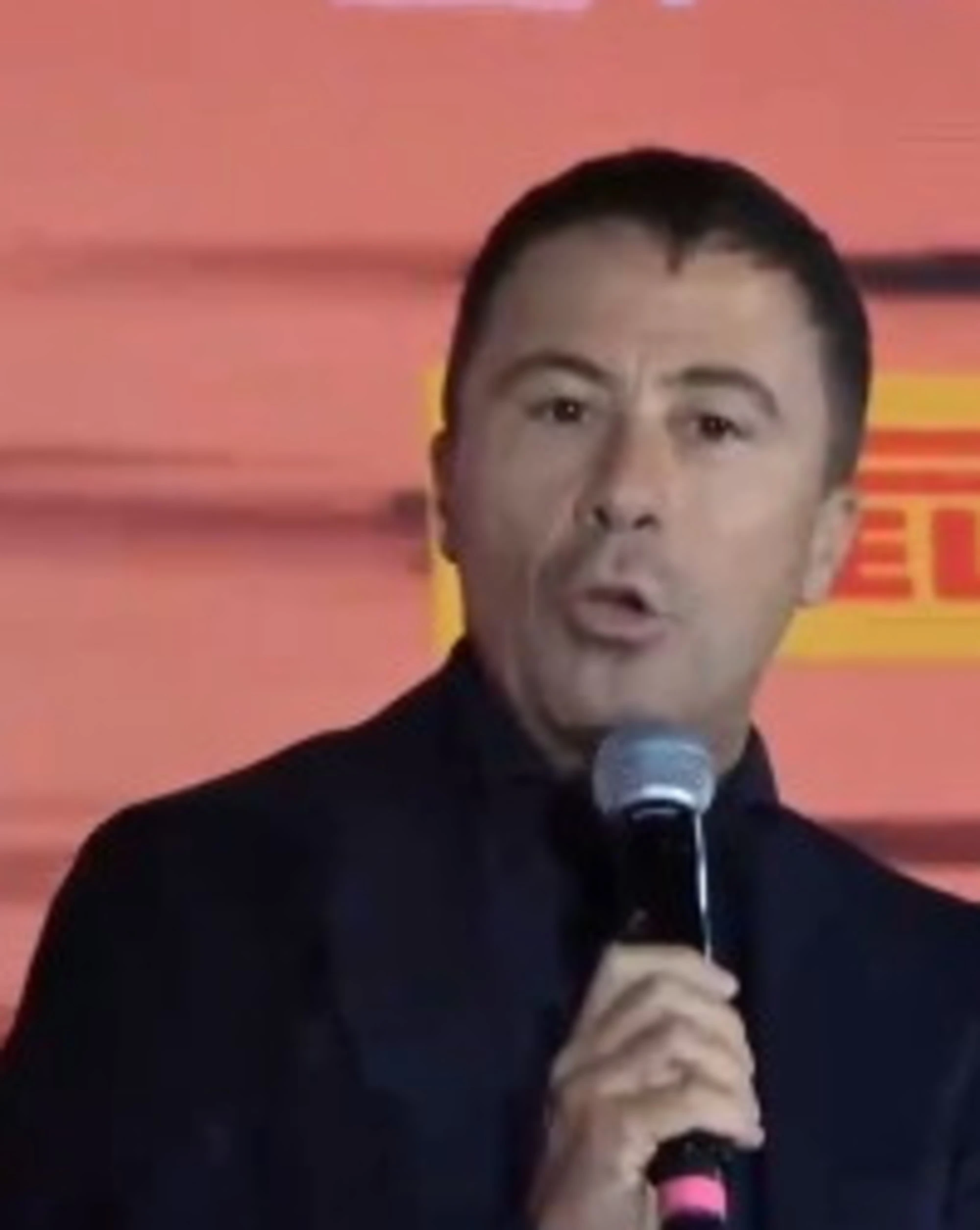 Italo Bocchino, squadristi rossi in azione: urla, insulti e striscioni