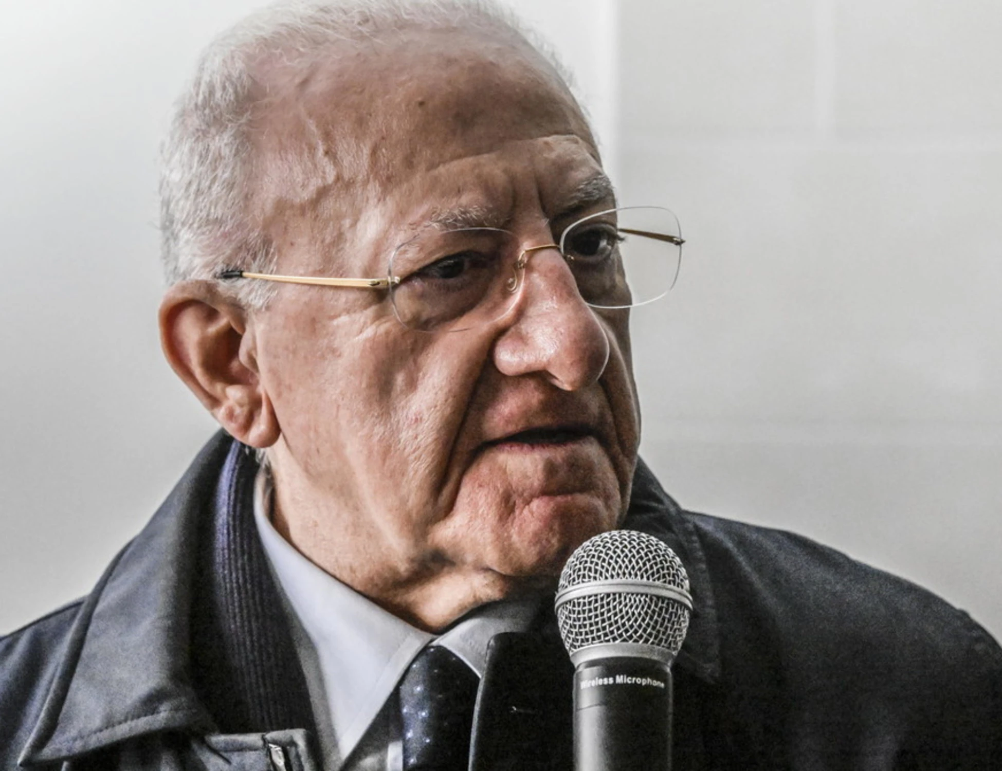 De Luca candidato, il Pd non presenta il simbolo: il campo largo esplode in mano alla Schlein