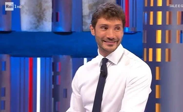 Sanremo 2026, "passaggio di testimone": De Martino all'Ariston? Tam-tam impazzito