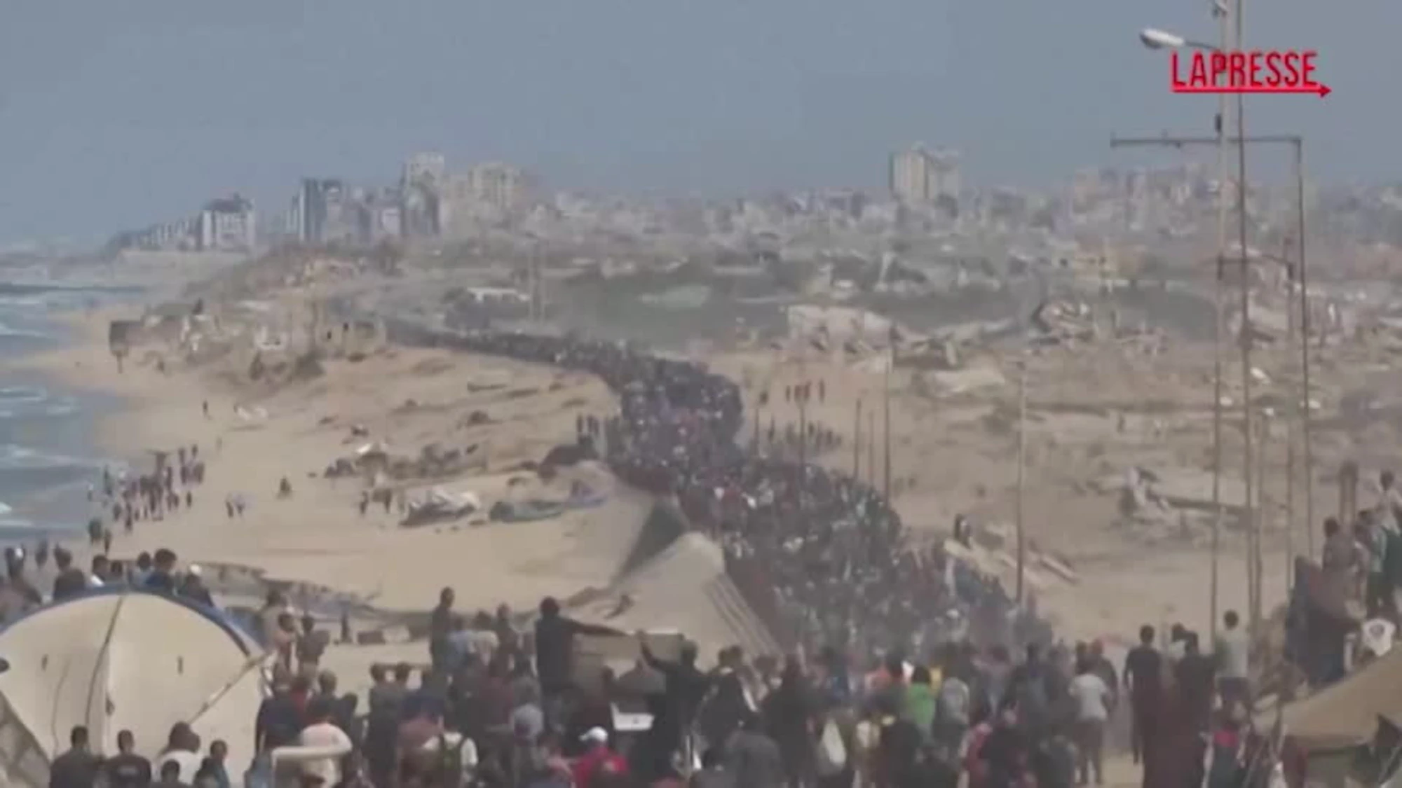 Gaza, i civili palestinesi tornano verso nord dopo il cessate il fuoco