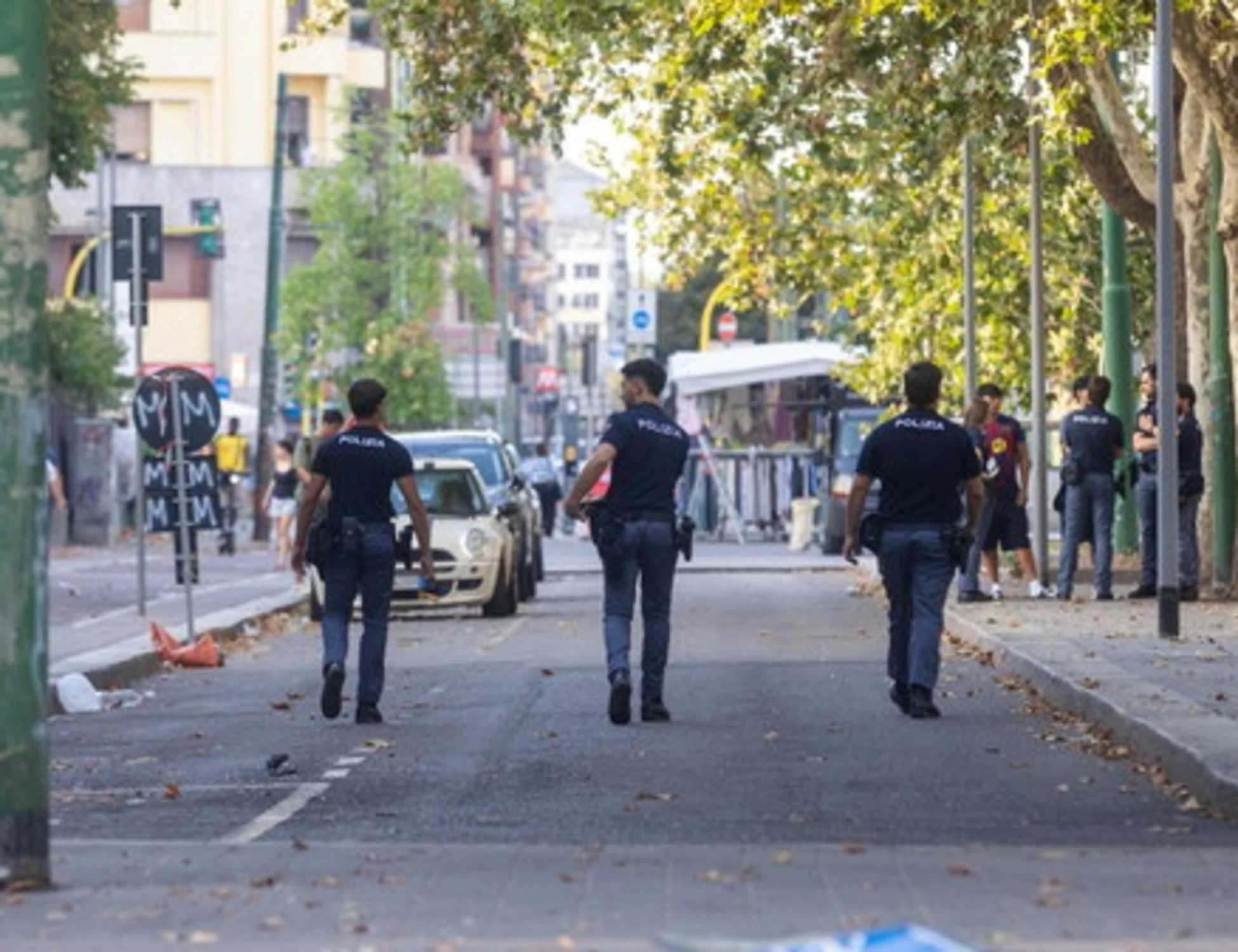 Milano, buca l'alt e fugge in scooter. Poi gli agenti circondati e pestati: una città fuori controllo