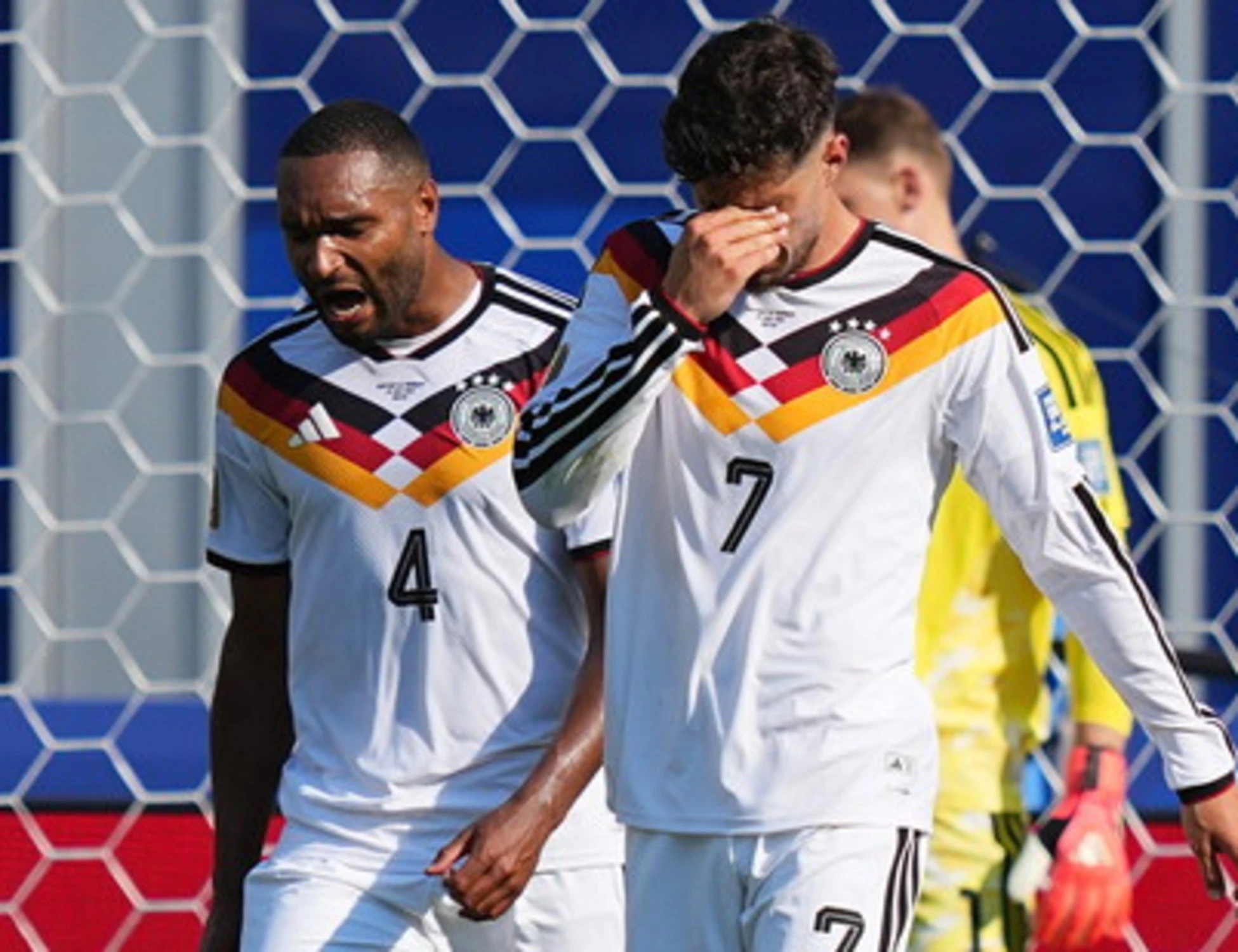 Psicodramma Germania: deboli nel calcio e in economia
