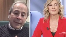 Andrea Crisanti a L'aria che tira: "L'ho fatto per i bambini. Se vedono i camion di Bergamo...". Prima canta e poi si copre di ridicolo