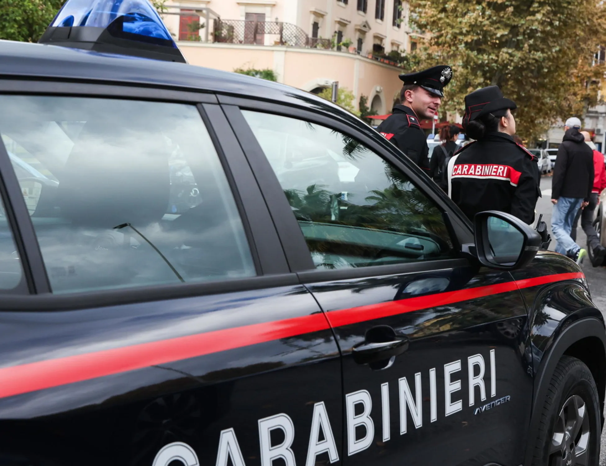 Roma, sassate contro i passanti: fermato un nigeriano con decreto di espulsione