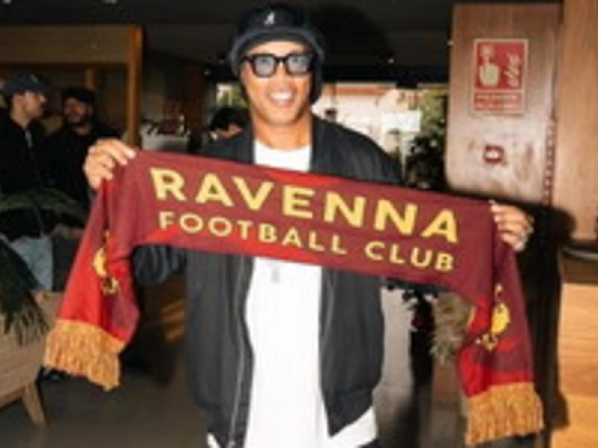 Ronaldinho firma col Ravenna: clamoroso in Serie C (a 46 anni)