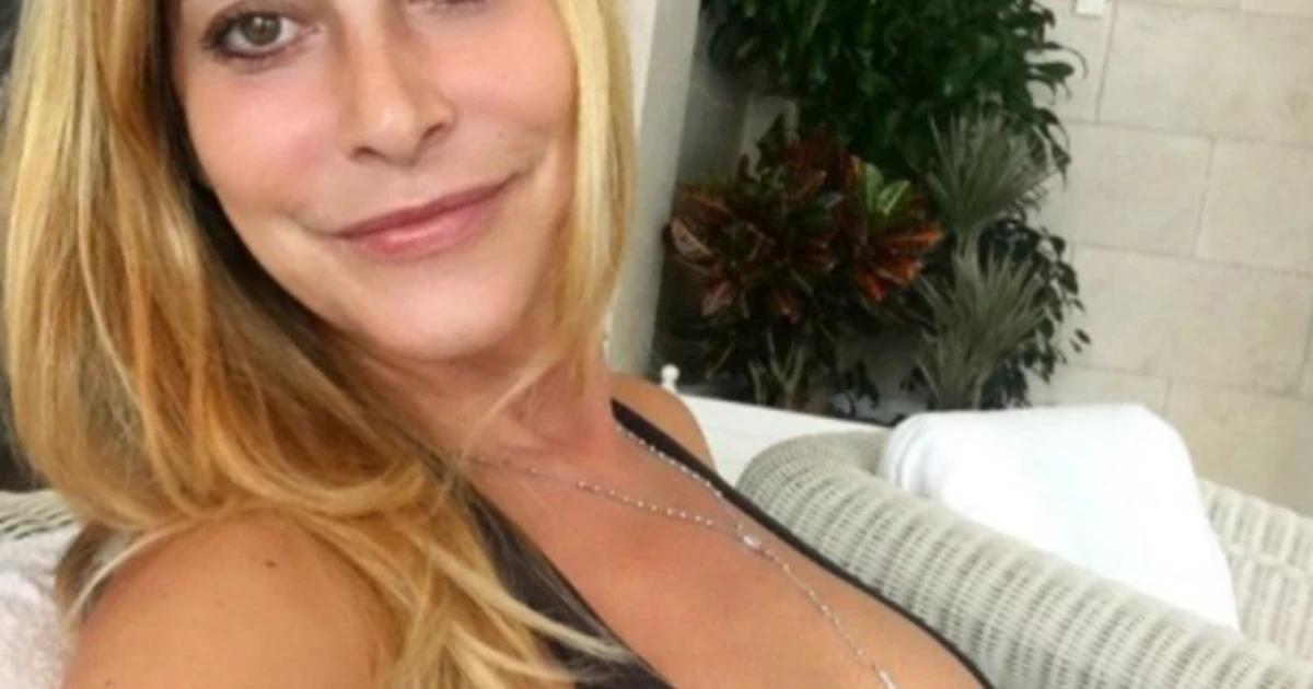 Stefania Orlando pronta per l'estate, la foto in  bikini che spiazza i fan: "Il buongiorno si vede dal costumino"