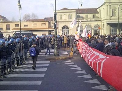 Torino, tensioni polizia-manifestanti a inaugurazione stazione Alta Velocità