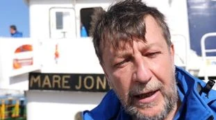 Unione europea in ginocchio da Luca Casarini: migranti e nuovi disoccupati, la soluzione dell'ex no global