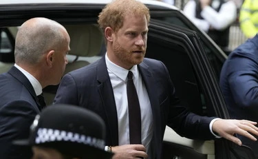 Principe Harry, "addolorato": nessuna protezione per Meghan e i figli, il viaggio a Londra salta?