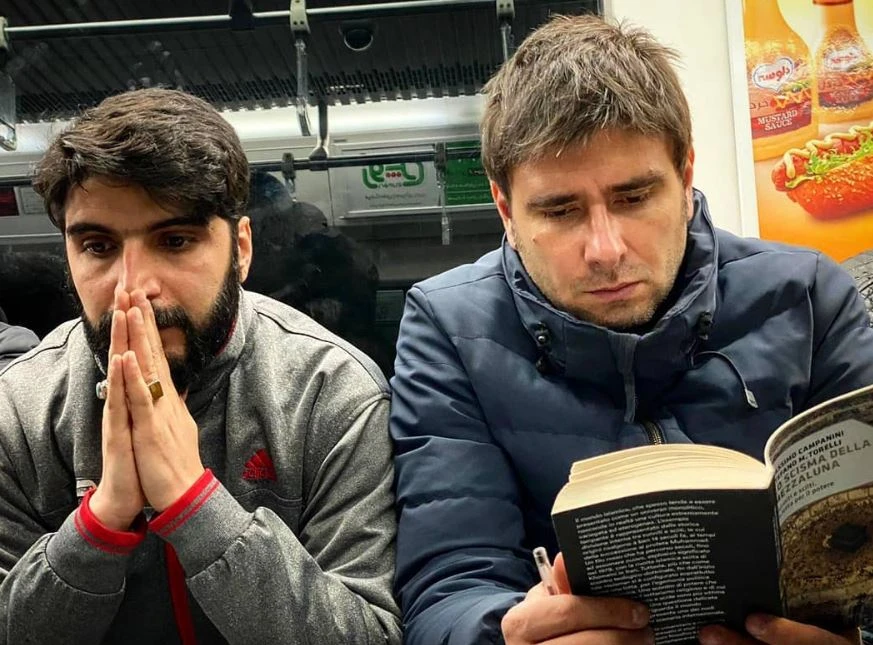 Alessandro Di Battista, la foto mentre legge il libro in metropolitana a Teheran: cosa non torna