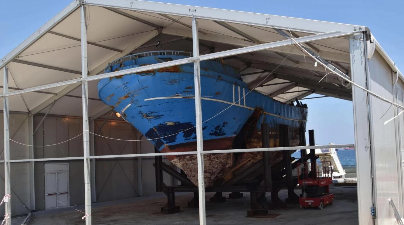 Mezzo milione di euro per portare a Milano il barcone del naufragio dei migranti