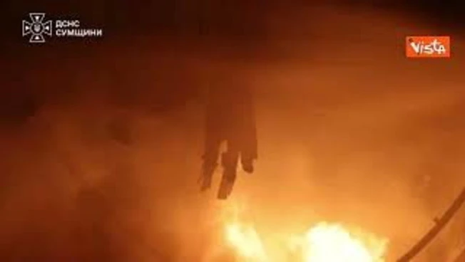 Attacco russo su Sumy in Ucraina, soccorritori spengono incendio nella zona industriale