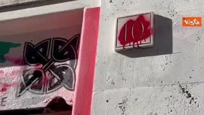 Vandalizzata con vernice rossa e scritte "fascisti di me**" sede Fratelli D'Italia a Roma Garbatella